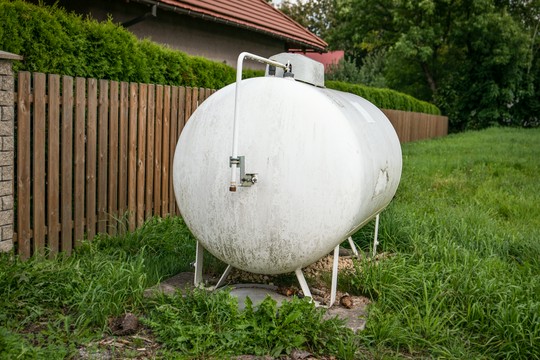 zbiornik gazu przed domem